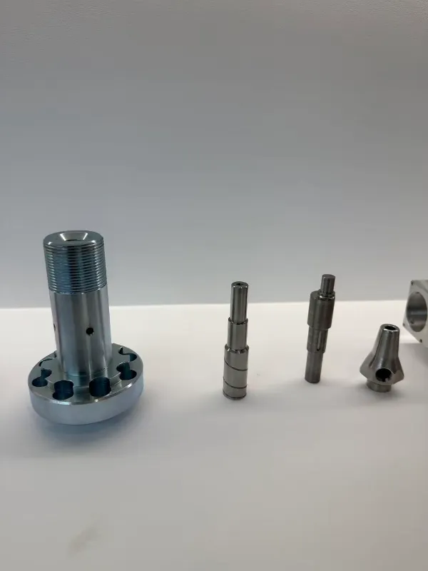 Precision CNC turned shafts and bushings